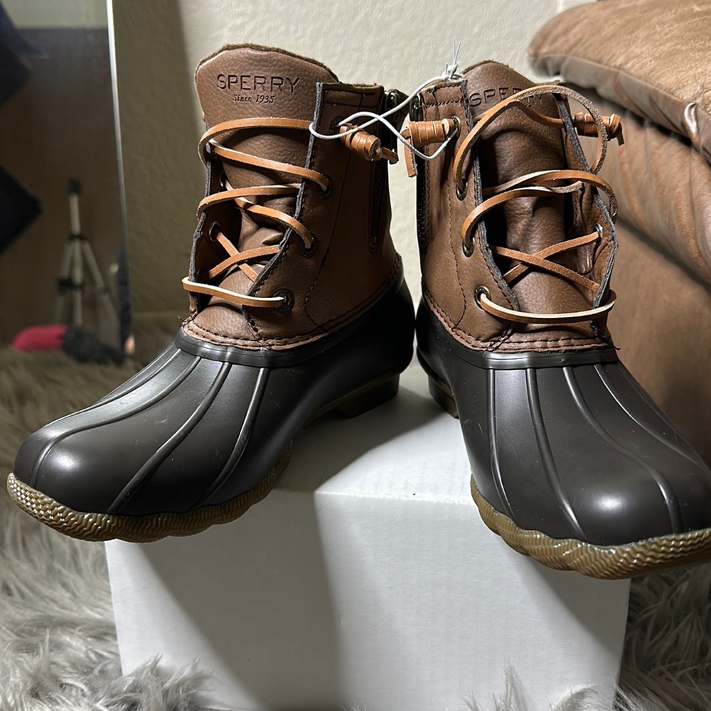 NWOT SPERRY DUCK BOOTS